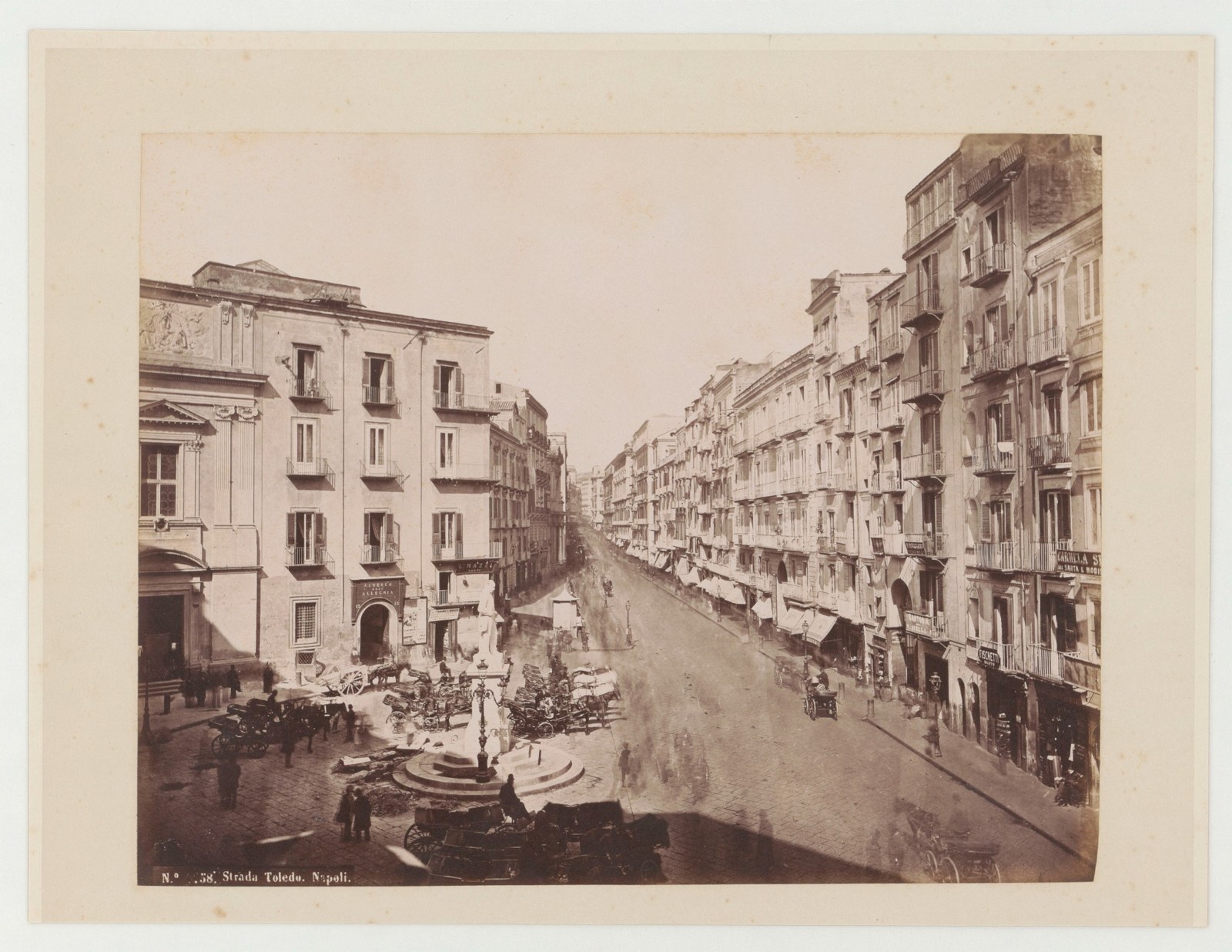 Fotografia storica di via Toledo con passanti e carrozze